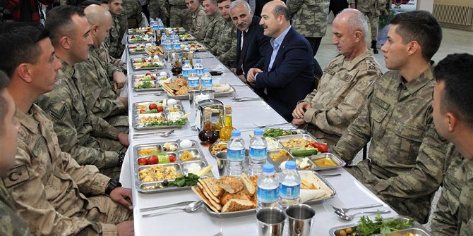 Bakan Soylu Mehmetçik'le sahur yaptı