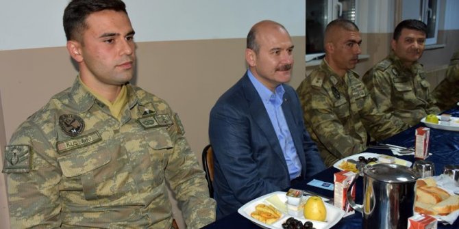 İçişleri Bakanı Soylu askerlerle sahur yaptı