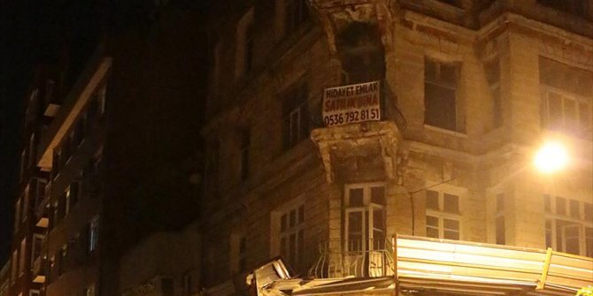 Kadıköy'de tarihi binadan kopan parçalar yola düştü