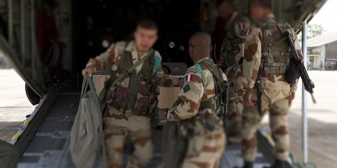 Fransız askerlerinden YPG/PKK'ya topçu desteği