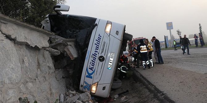 Kütahya'da yolcu otobüsü devrildi