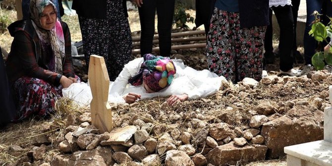 Uzman çavuşun eşi cenaze törenine gelinliğiyle katıldı