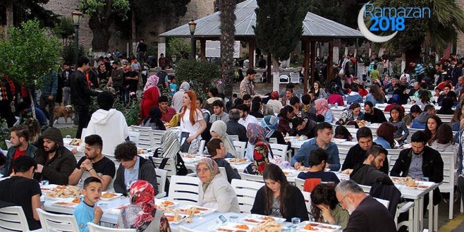 Sinop'ta 804 yıllık caminin avlusunda iftar