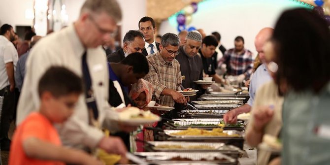 ABD’deki Müslümanlar geleneksel iftarda buluştu
