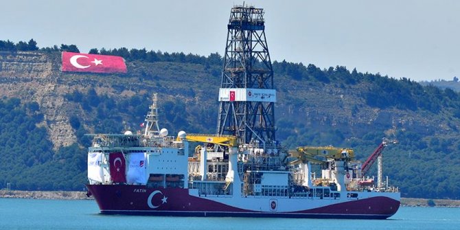 'Fatih' Çanakkale Boğazı'ndan geçti