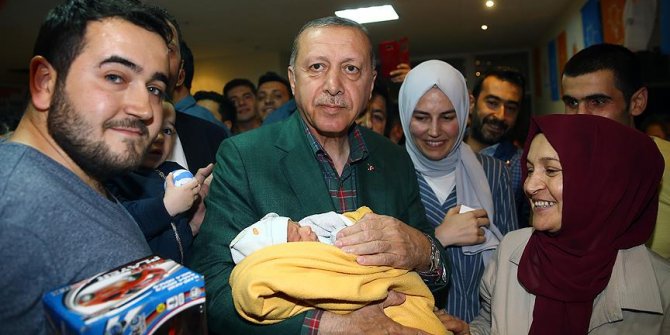 Erdoğan'dan seçim bürosuna sürpriz ziyaret