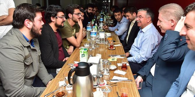 Bakan Yılmaz, sahurda öğrencilerle bir araya geldi