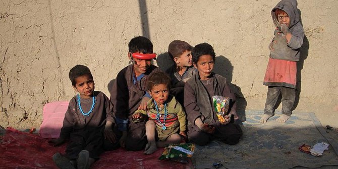 Savaş ve yoksulluk Afgan çocukları okullarından etti