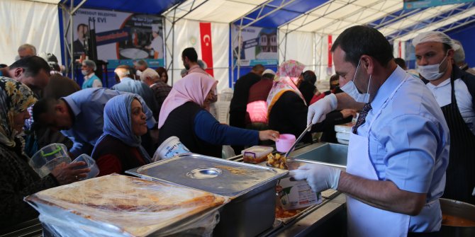 Başkan Demirel iftarlık dağıttı