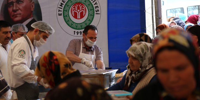 Başkan Demirel iftarlık dağıttı