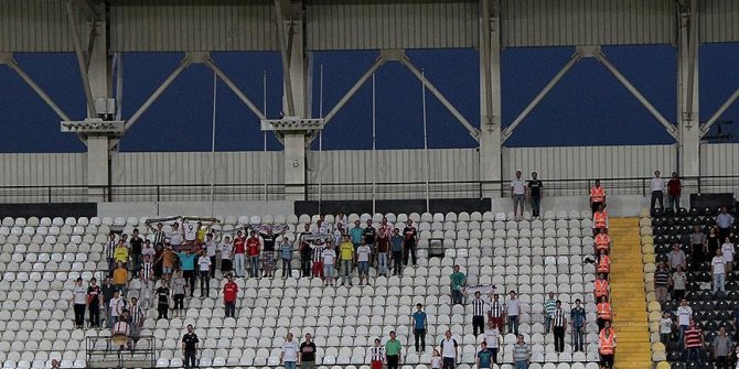 Manisaspor'un borçları 19 Mayıs Stadı'nın kapısına asıldı