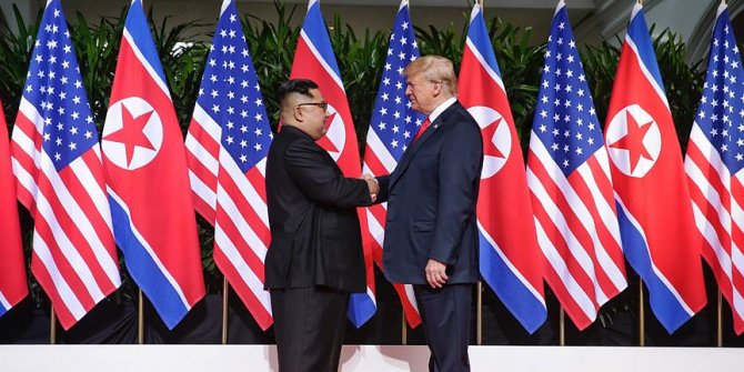 Trump ve Kim Jong-un tarihi zirvede bir araya geldi