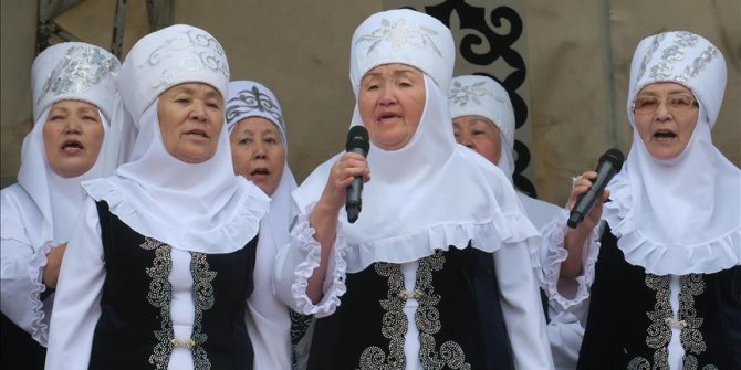 80'li yaşlardaki ninelerden oluşan "Nineler Şanırağı" adlı korosu