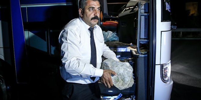 Üst geçitten atılan kaya parçaları araçlara zarar verdi
