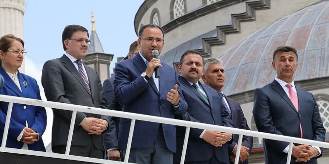 Kinlerini rehber edinmiş peşinden gidiyorlar