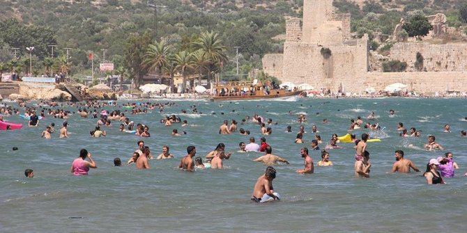 Mersin'de turizmcilerin bayramda yüzü güldü