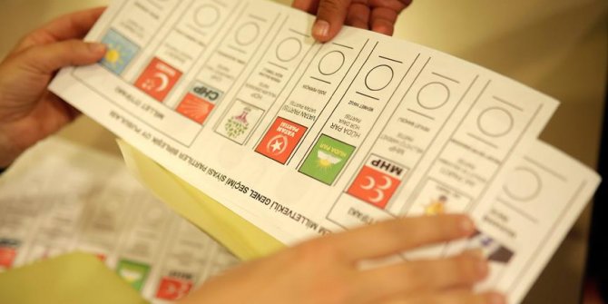 Dünyanın en büyük inşaat gemisi 3. kez İstanbul Boğazı'ndan geçiyor