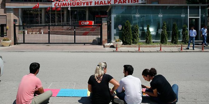 CHP'li gençler oturma eylemi başlattı