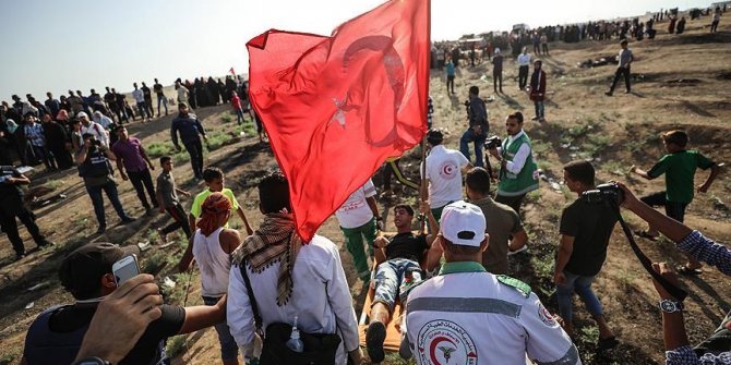 İsrail askerleri Türk bayrağı taşıyan Filistinli genci vurdu