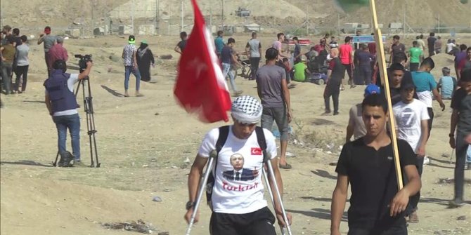 Gazzeli Selim yaralı katıldığı gösterilerde yine Türk bayrağı açtı