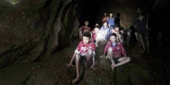 Tayland'da mağarada mahsur kalan çocukları kurtarma operasyonu başladı
