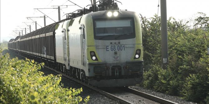 Tren kazasının yaşandığı hatta seferler devam ediyor