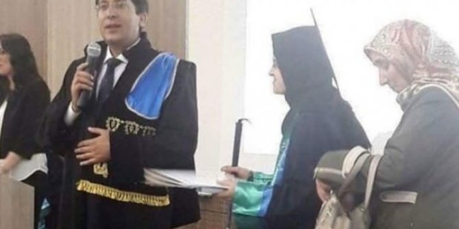 Görme engelli kızını hukuk bölümünden mezun etti