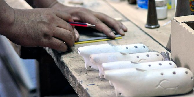 Kaybolan Kırgız geleneksel müzik aletleri hayata dönüyor
