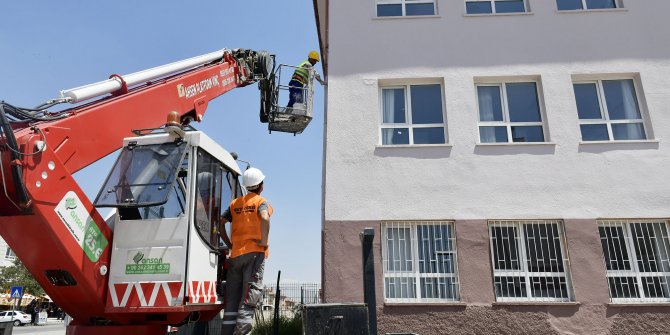 Öğrenciler tatilde okul tadilatta