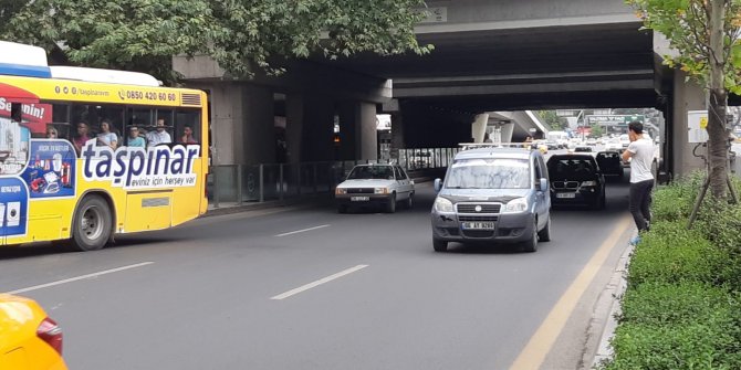 Atatürk Bulvarı'nda üst geçidi kullanmayan yayalar tehlikeye davetiye çıkarıyor