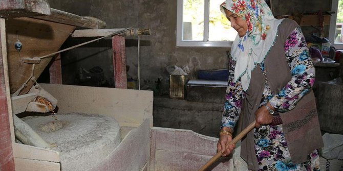 "Değirmenci nine" teknolojiye meydan okuyor