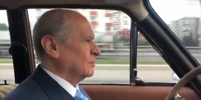 Bahçeli'den Başkent caddelerinde klasik arabasıyla 'nostaljik' tur