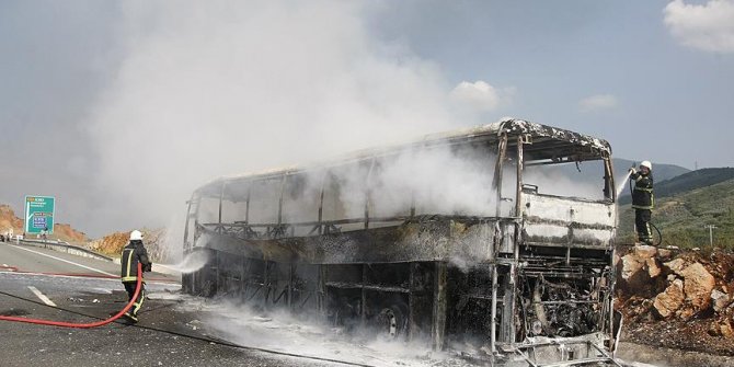 Bursa'da seyir halindeki yolcu otobüsü yandı