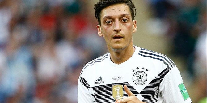 Mesut Özil'in milli takım kararı Almanya'da manşetlerde