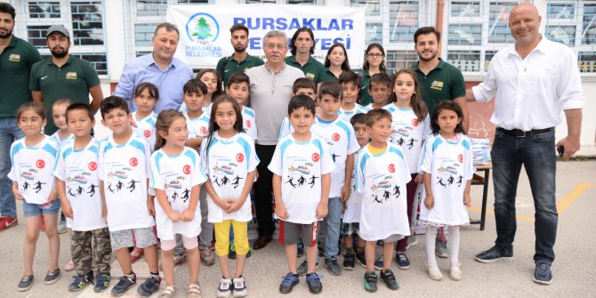 Binlerce çocuğa spor malzemesi