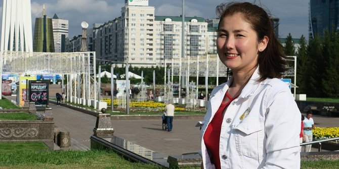 Kazak hostes Türk yolculara ana dillerinde hizmet veriyor