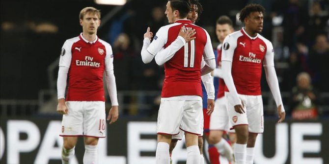 Takım arkadaşları da Mesut'u yalnız bırakmadı