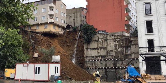 Beyoğlu'nda toprak kayması