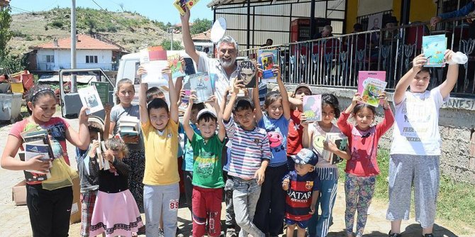Nostaljik kamyonetiyle köy köy dolaşıp kitap dağıtıyor
