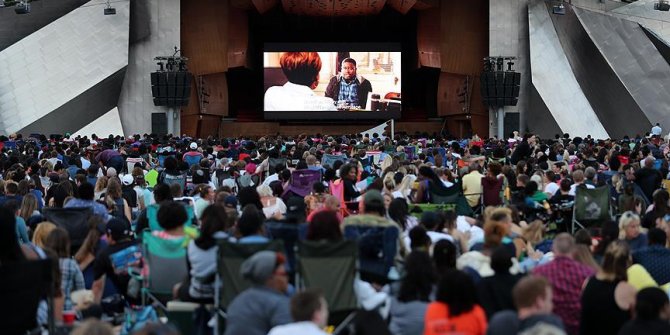 Parkta sinema keyfi