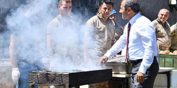 Vali Sonel JÖH'lerle mangal keyfi yaptı