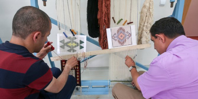 Engelleri ilmek ilmek dokuyarak aşıyorlar
