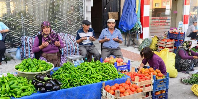 Semt pazarının duasını zabıta memuru yaptırıyor