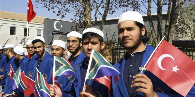 Güney Afrikalı öğrenciler Erdoğan'ı sevgi gösterileriyle karşıladı