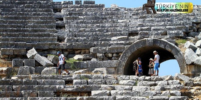 Likya'nın 3 bin yıllık tanığı: Letoon, turistlerin merceğinde