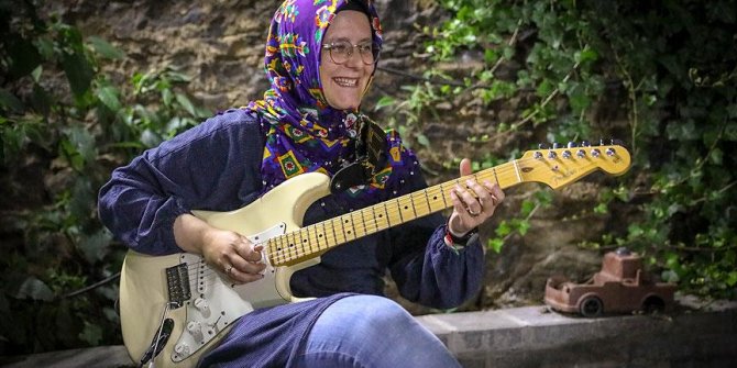 Kadınlara örnek olan gitarist