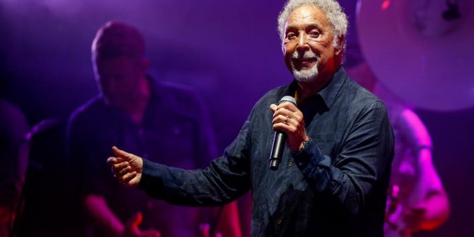 Tom Jones Antalya'da hayranlarıyla buluştu