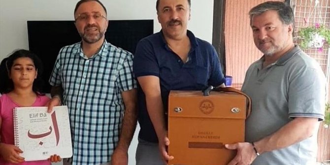 Görme engelli küçük Nisa iki ayda Kur'an okumayı öğrendi