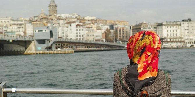 Başörtüsü nedeniyle işten atılan memura tazminat