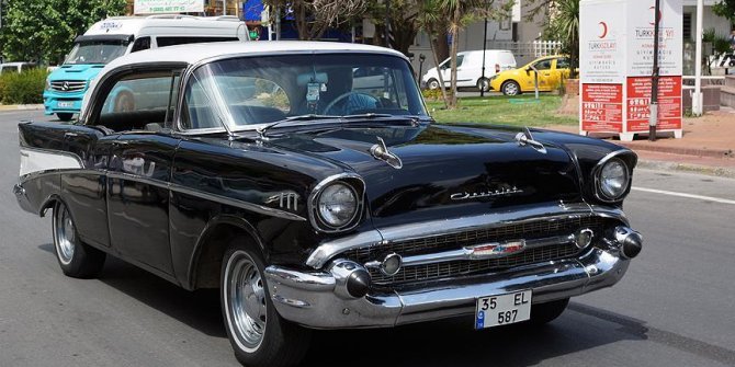 Klasik otomobiline gözü gibi bakıyor